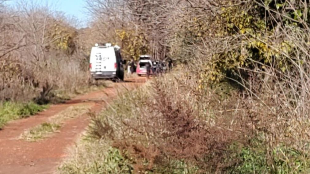 Las autoridades policiales se apersonaron en el escenario del crimen de Javier Gustavo Bravo. Crédito: Semanario Actualidad.