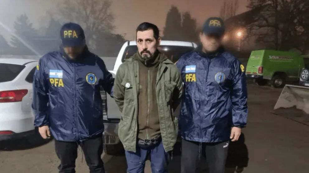 Facundo Jones Hualaal momento de ser detenido.