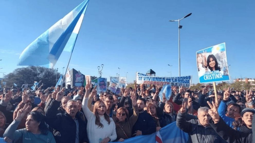 Masiva marcha en apoyo a Cristina Kirchner en el Parque de las Juventudes en La Rioja.