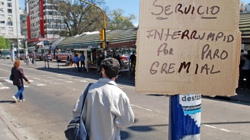 Choferes agrupados en la UTA concretan un paro de colectivos este martes (NA/Archivo).