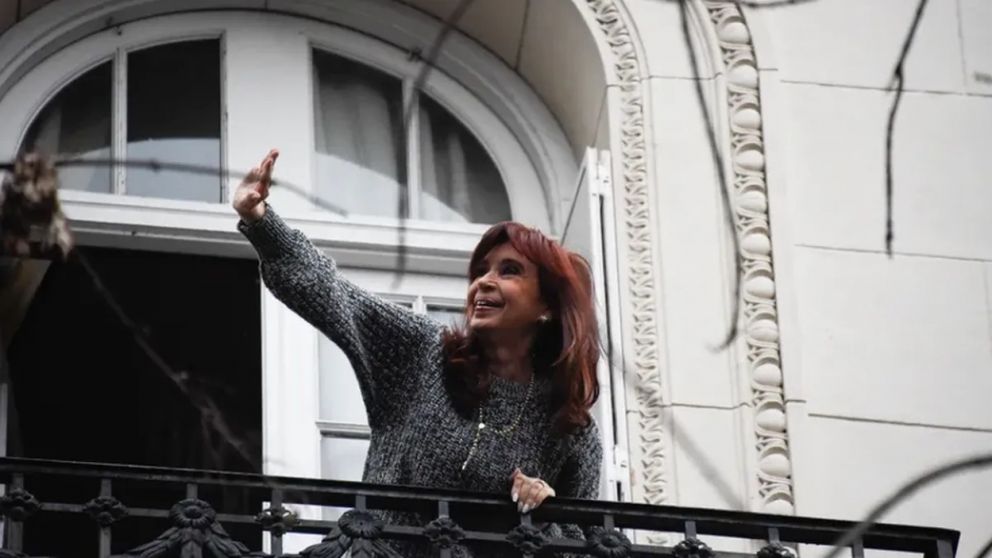 Cristina Kirchner presentó un pedido de aclaración a la Justicia: “¿Puedo salir al balcón o no?”