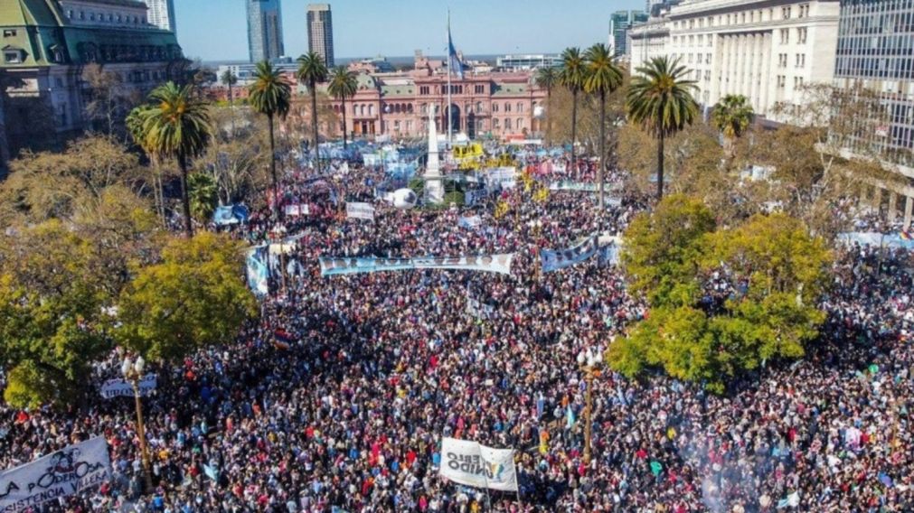 La Plaza de Mayo espera recibir una multitud de militantes peronistas y de izquierda que apoyan a Cristina Kirchner tras su condena en la causa Vialidad (Archivo).