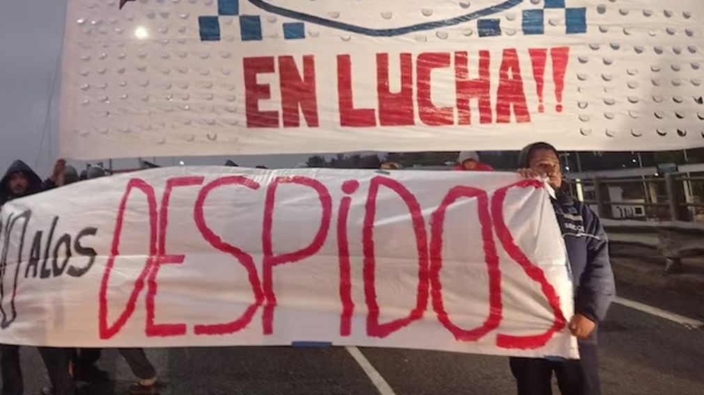 Los trabajadores despedidos cortaron el Camino del Buen Ayre, pero luego se retiraron sin generar incidentes.