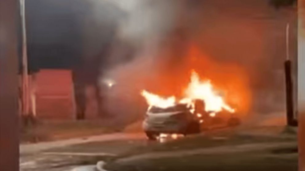 Encontraron dos cadáveres calcinados en un auto.