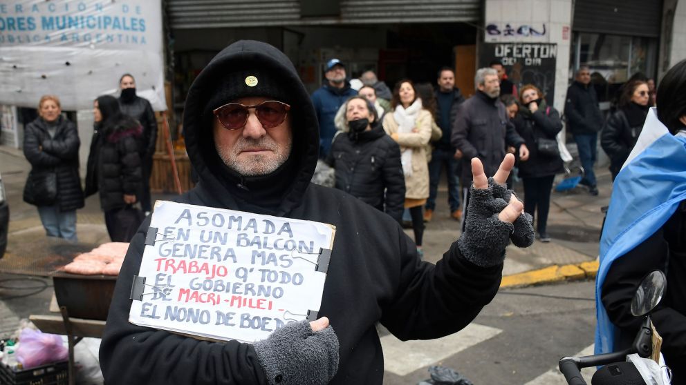 Afuera de la cada de Cristina Kirchner: militancia, seguidores, curiosos y vendedores ambulantes. (Foto: Crónica/Rubén Paredes)
