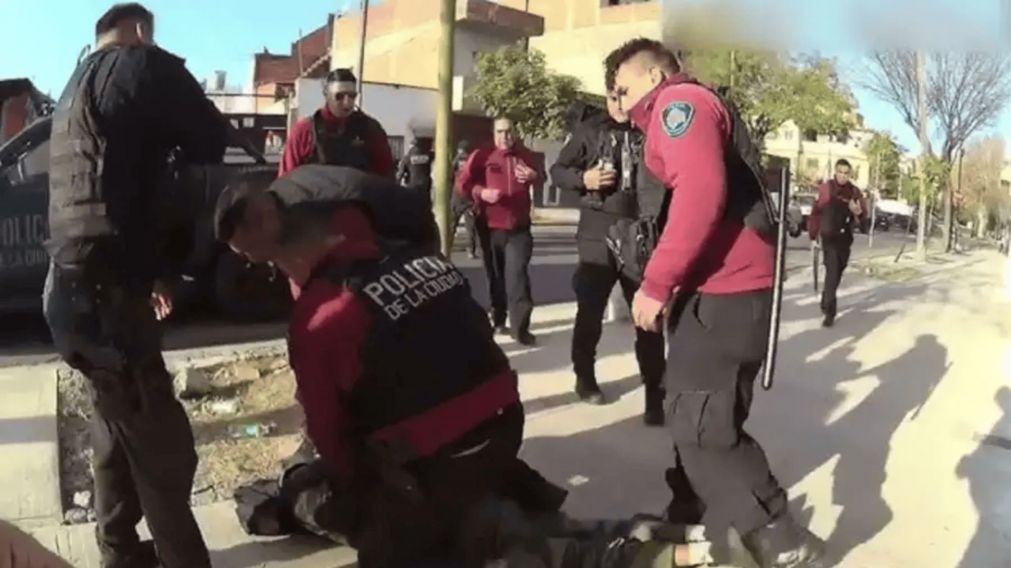 El momento en el que el violento fue reducido por personal policial.