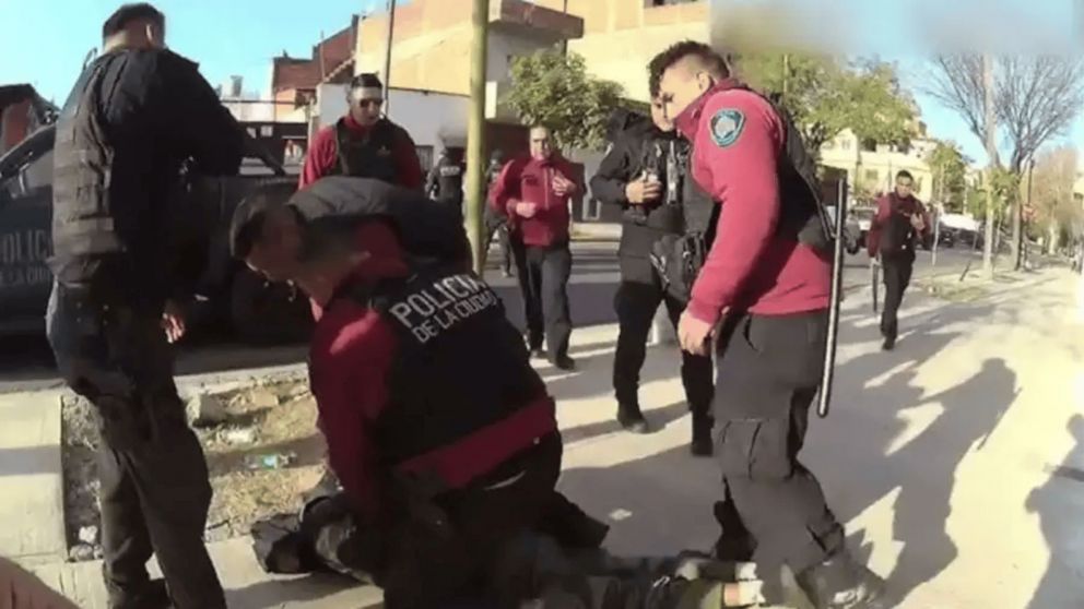 El momento en el que el violento fue reducido por personal policial.