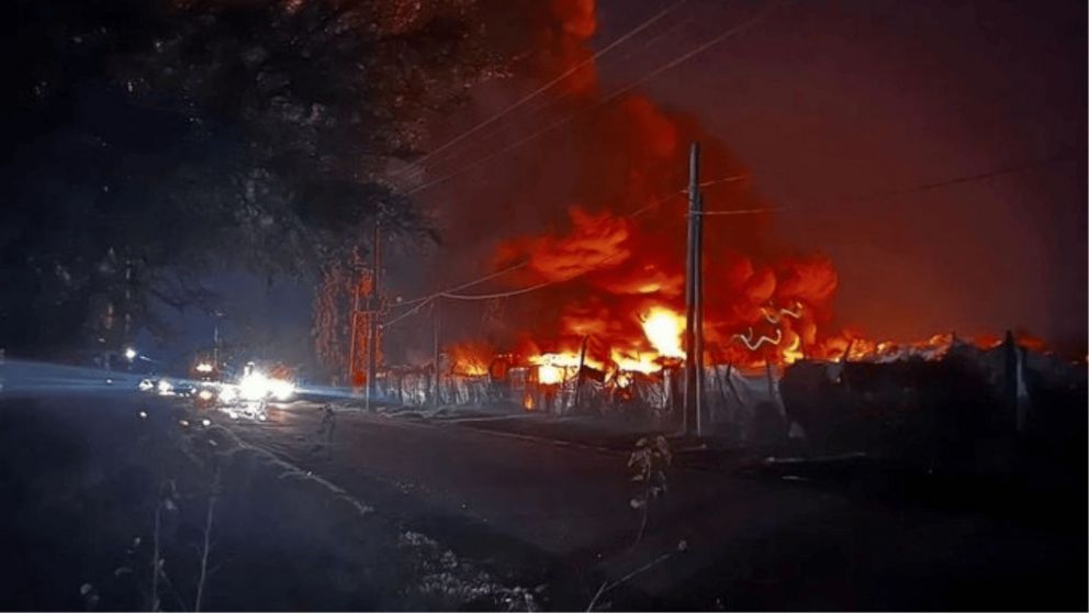 Bomberos de La Plata combatieron el incendio de gran magnitud en la fábrica de Melchor Romero; aún investigan el origen del fuego (Imagen: redes sociales).