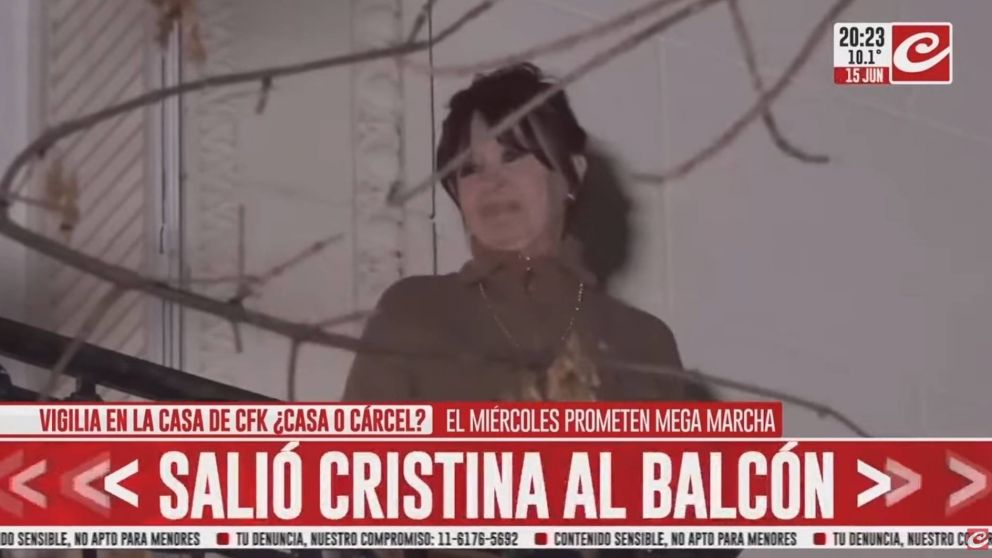 Cristina Kirchner volvió a saludar a los militantes desde el balcón de su departamento.