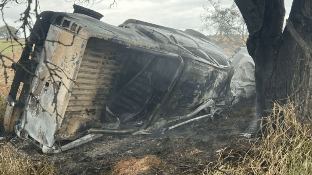 La camioneta se incendió tras el siniestro (Foto El Liberal).