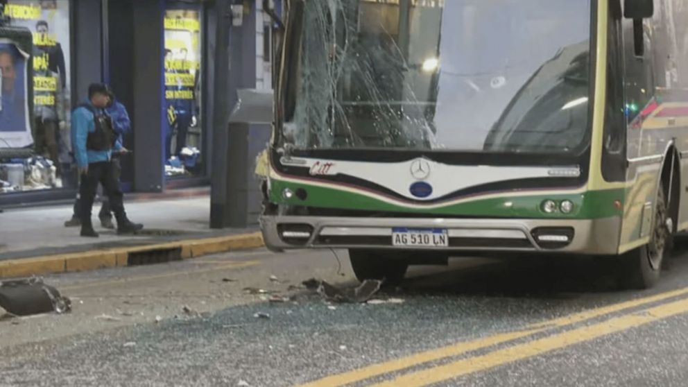 Uno de los colectivos dañado por el impacto.