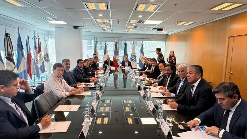 Los 22 gobernadores se encuentran reunidos en la sede del Consejo Federal de Inversiones (CFI).