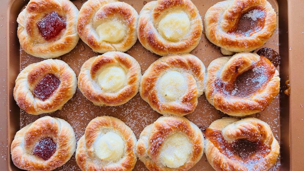 Ideales para la merienda: margaritas rellenas de membrillo y crema pastelera, una receta fácil y deliciosa.