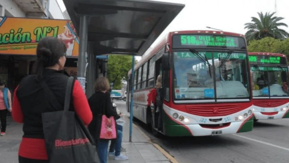 La agresoras atacaron en pleno recorrido del colectivo (Foto BHI Noticias Bahía Blanca).