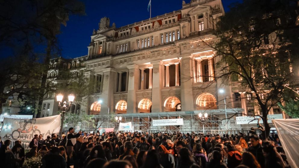 Las protestas frente al edificio de Tribunales.