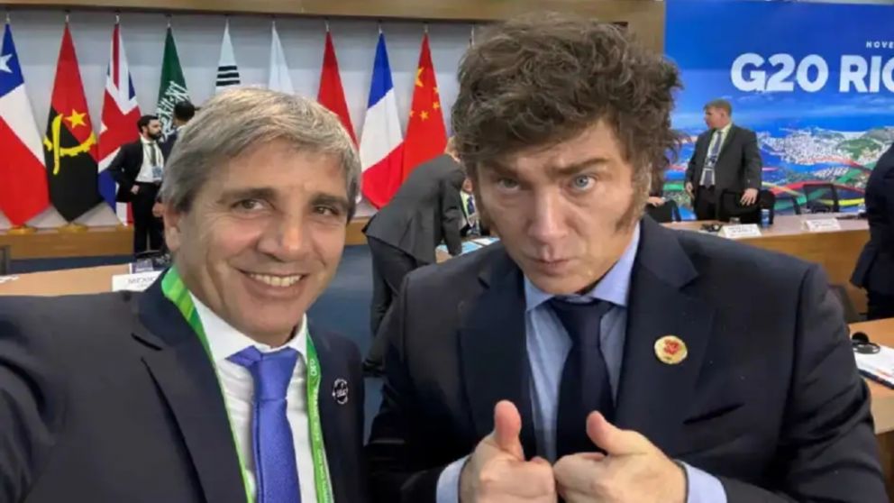 Luis "Toto" Caputo y Javier Milei.