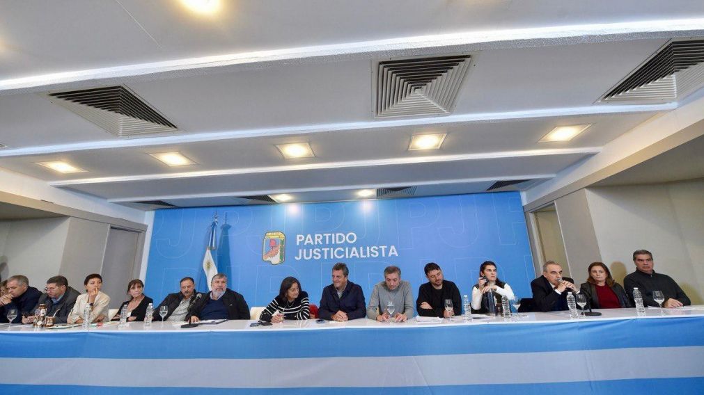 Cristina presa: reunión del Consejo Nacional del PJ con Sergio Massa, Juan Grabois, Guillermo Moreno y miembros de la CGT.
