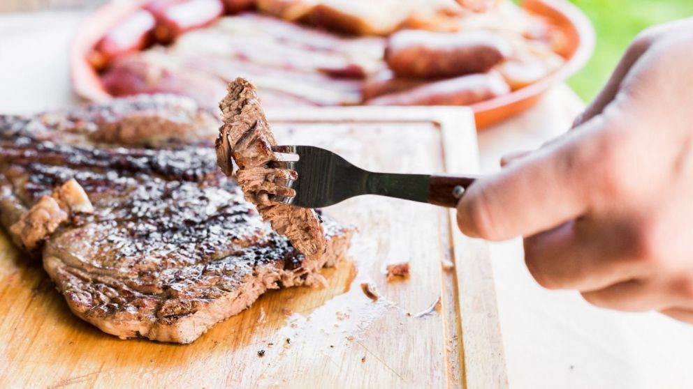 El secreto de la salmuera: un truco infalible para que la carne a la parrilla quede más tierna y sabrosa
