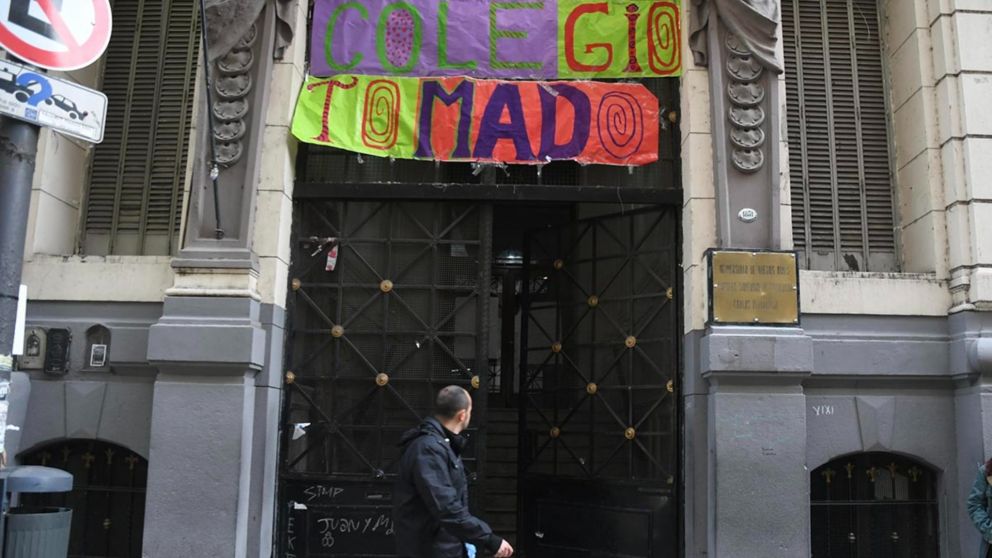 Alumnos toman escuelas secundarias porteñas en apoyo a Cristina Fernández (Archivo/Télam).