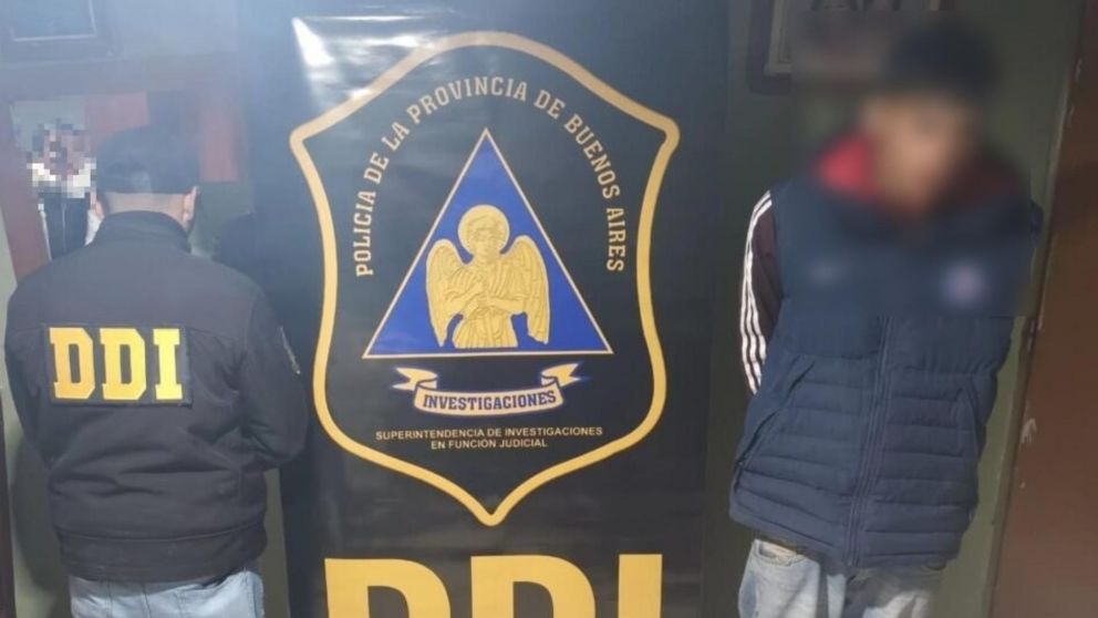 Uno de los sospechosos que resultó apresado por los investigadores policiales.