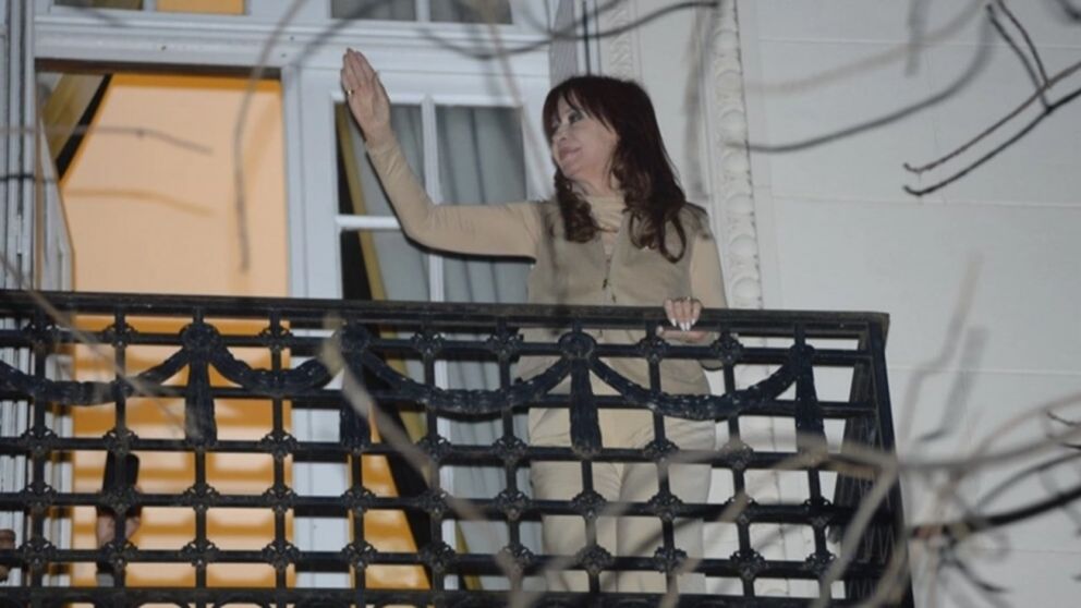Cristina Kirchner salud� desde el balc�n de su casa