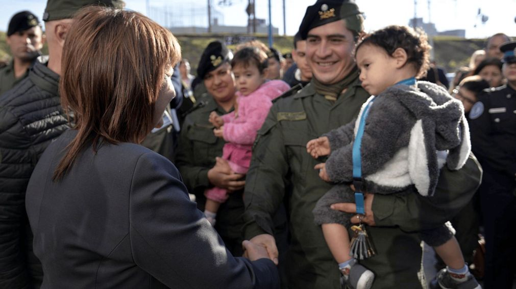 Patricia Bullrich al entregar viviendas para miembros de las Fuerzas de Seguridad: "Es una devolución de los ciudadanos para cuidar a quienes nos cuidan"