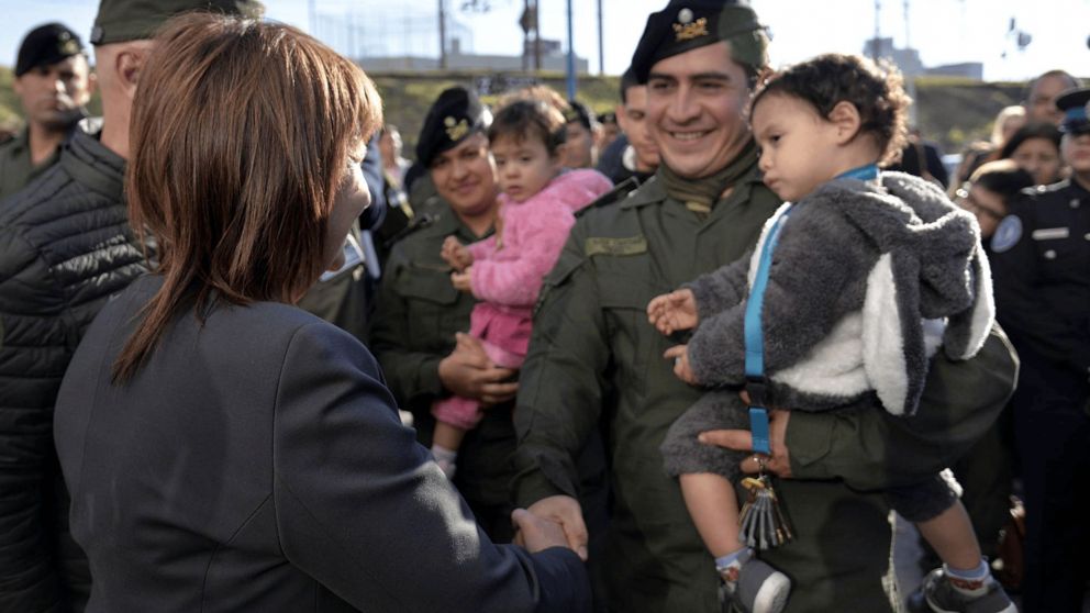 Patricia Bullrich al entregar viviendas para miembros de las Fuerzas de Seguridad: "Es una devolución de los ciudadanos para cuidar a quienes nos cuidan"