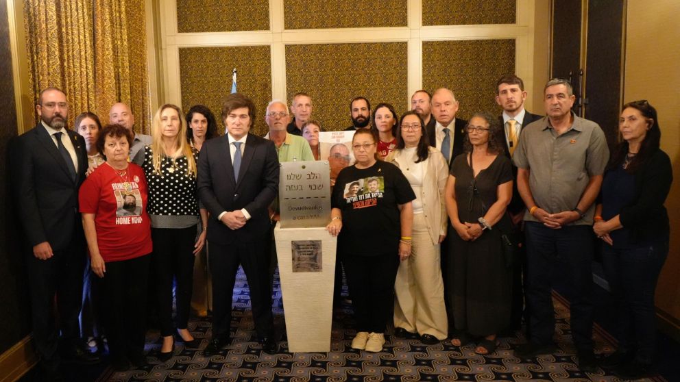 Javier Milei compartió un encuentro en Israel con familiares de personas secuestradas por el grupo terrorista Hamas (X).