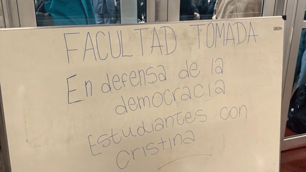 Cartel colocado por alumnos en la Facultad de Ciencias Sociales de la UBA (X/@newgonza96).