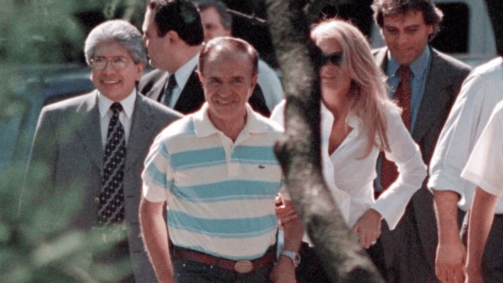 Carlos Menem, acompañado de Cecilia Bolocco y allegados.