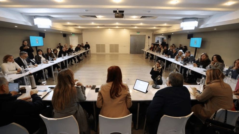 Cristina Kirchner encabeza la reunión en la sede del PJ.