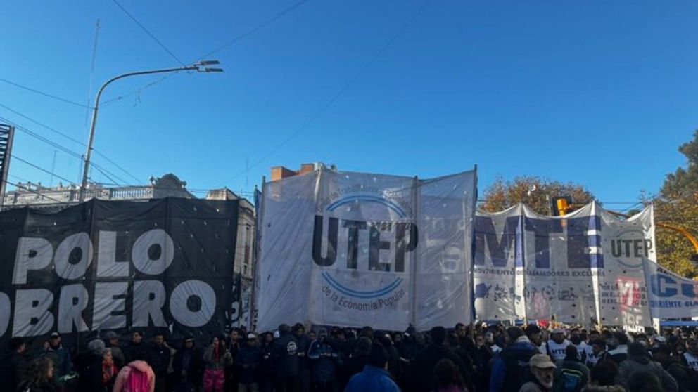 Varias organizaciones sociales se encuentran en el Puente Pueyrredón (X).