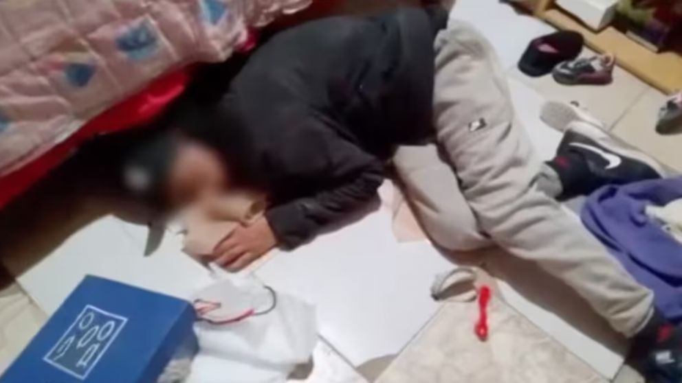 Un joven delincuente entró a robar a una casa, se quedó dormido y terminó detenido (Captura de video).