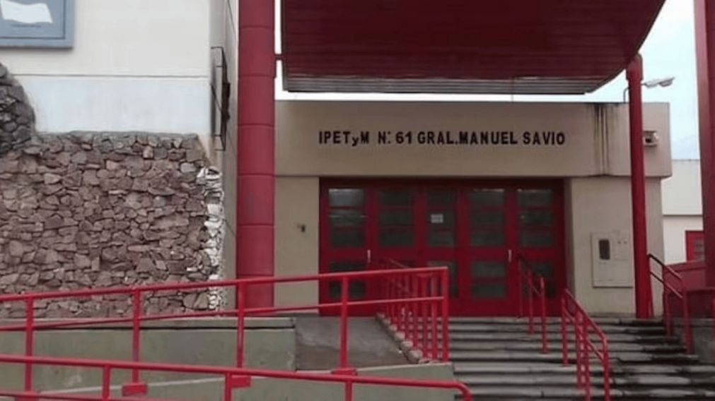 Una estudiante atacó con una trincheta a una compañera en el colegio y le provocó cortes en el cuello (Imagen ElDoceTV).