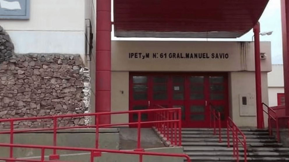 Una estudiante atacó con una trincheta a una compañera en el colegio y le provocó cortes en el cuello (Imagen ElDoceTV).