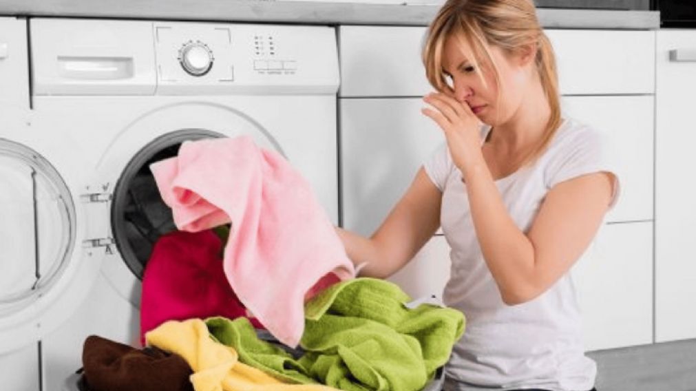 Ni sal ni bicarbonato: El truco definitivo para sacarle el olor a las toallas y que queden como nuevas