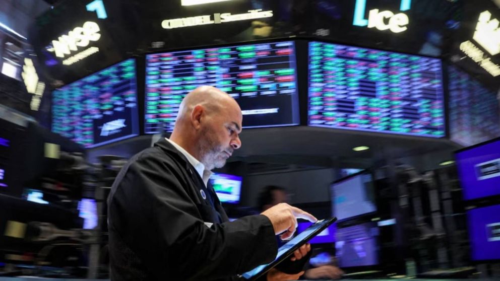 Mercado: leve caída del riesgo país, las acciones operaron en baja y los bonos en alza