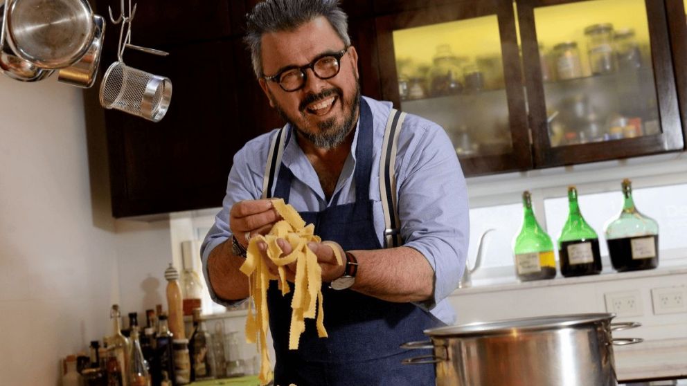 Donato De Santis cocinando pastas.