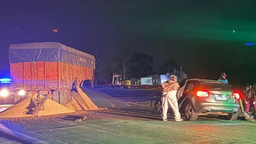 La policía realizando las pericias tras el accidente.