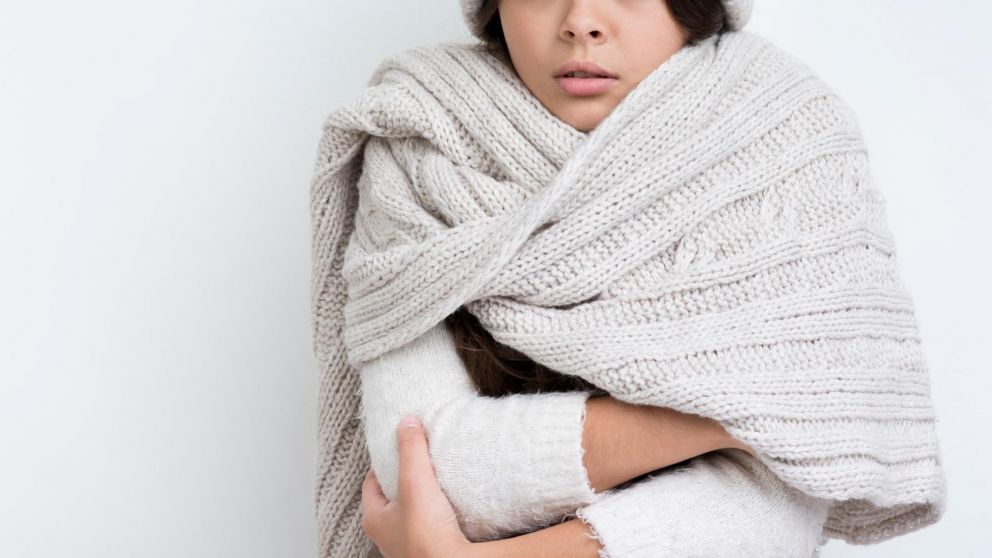 El sencillo truco japonés para mantenerse calentito en invierno sin encender estufas ni aires acondicionados (Freepik).