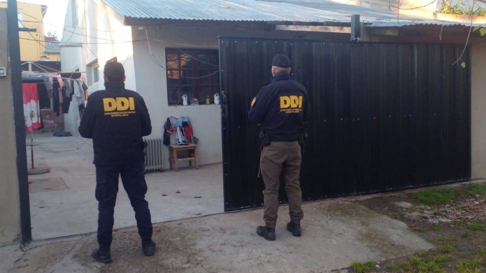 Los investigadores policiales requisaron la vivienda en la que habitaba el sospechoso.