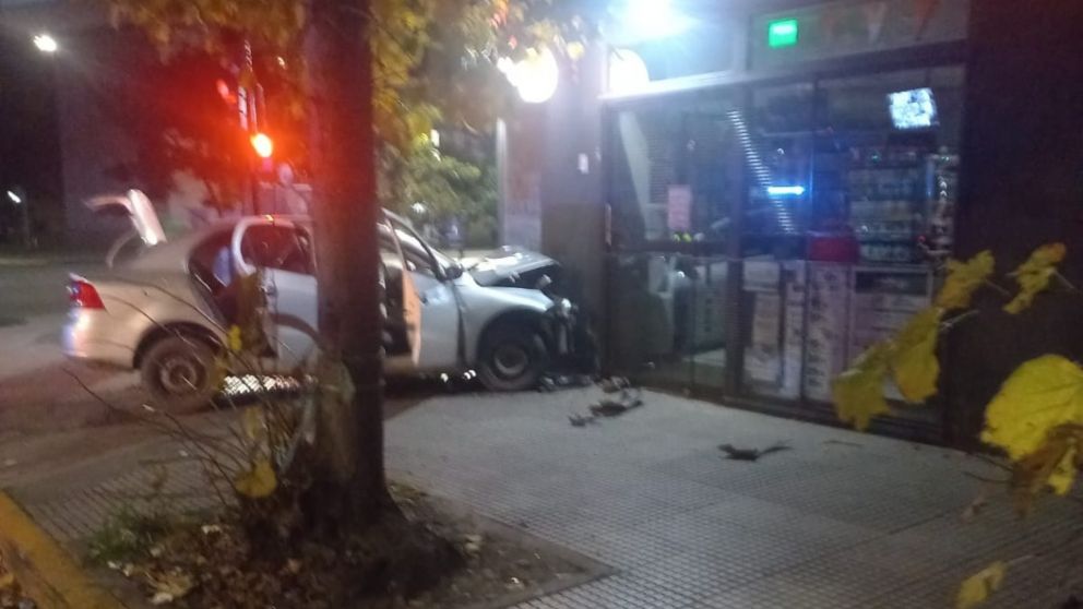 Un conductor borracho se incrustó con su auto en un supermercado (Gentileza Policía de la Ciudad).