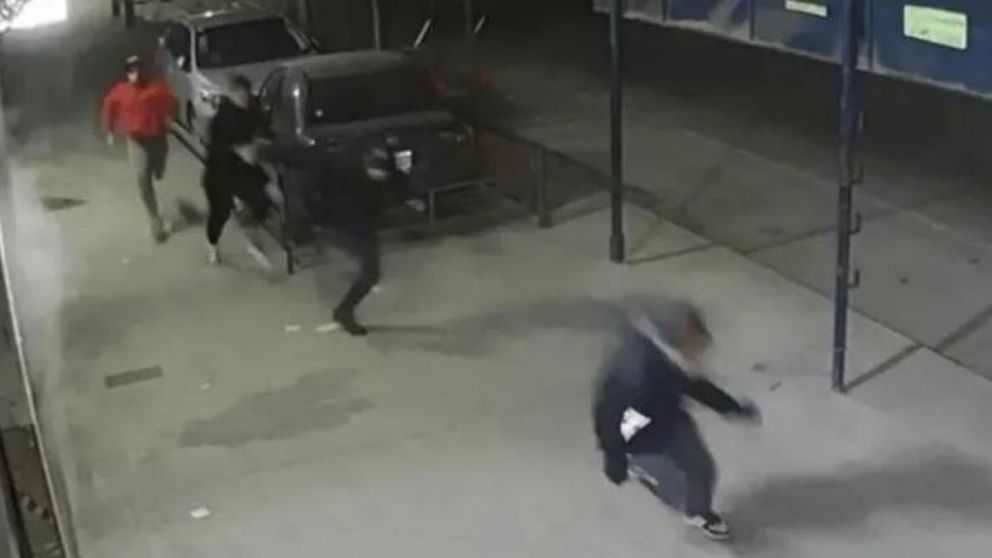 El video muestra como los delincuentes huyen del policía que efectuó 11 disparos.