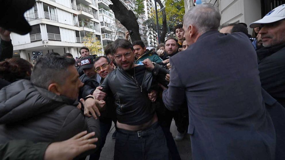 El momento de la detención de Juan Grabois.