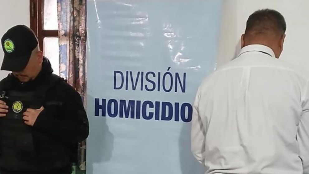 Este es el sujeto que fue aprehendido por los investigadores policiales.
