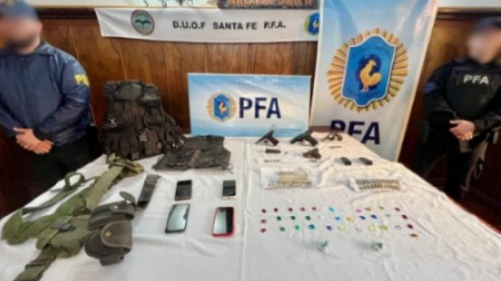 ¡VIDEO! Tiene 25 y 45 años: cayeron con cocaína y cuatro armas de fuego