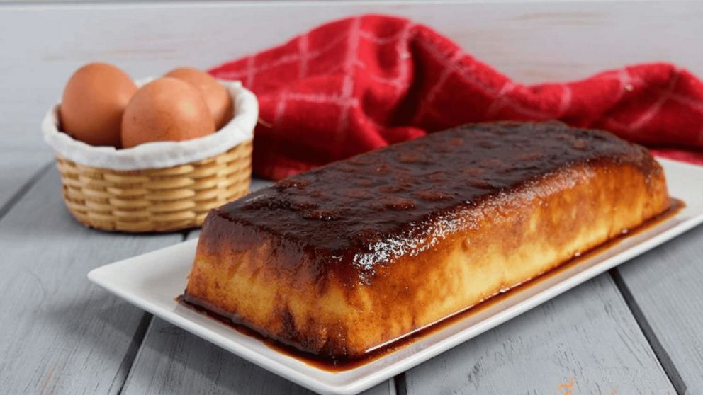 Solo 6 ingredientes, rinde 16 porciones y se prepara en licuadora: budín de pan sin horno.