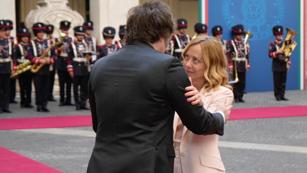 Javier Milei llegó a Italia y se reunió con Giorgia Meloni en el Palacio Chigi.