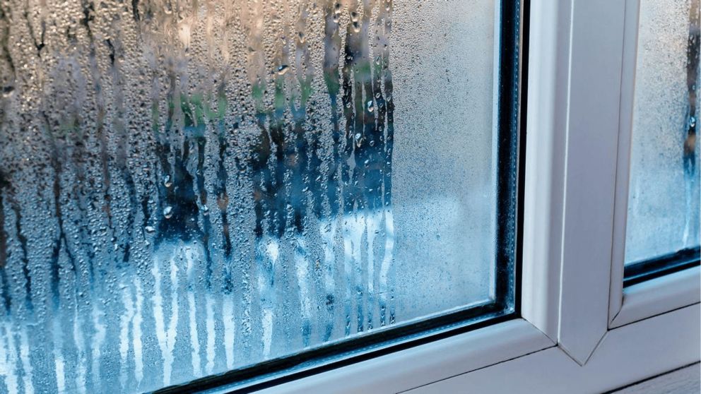 Un método casero y fácil que reduce la humedad en ventanas y previene la formación de moho durante el invierno (Imagen ilustrativa).