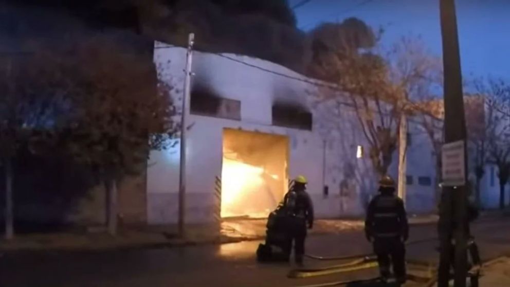 Un voraz incendio se registra en una fábrica de plástico (Redes).